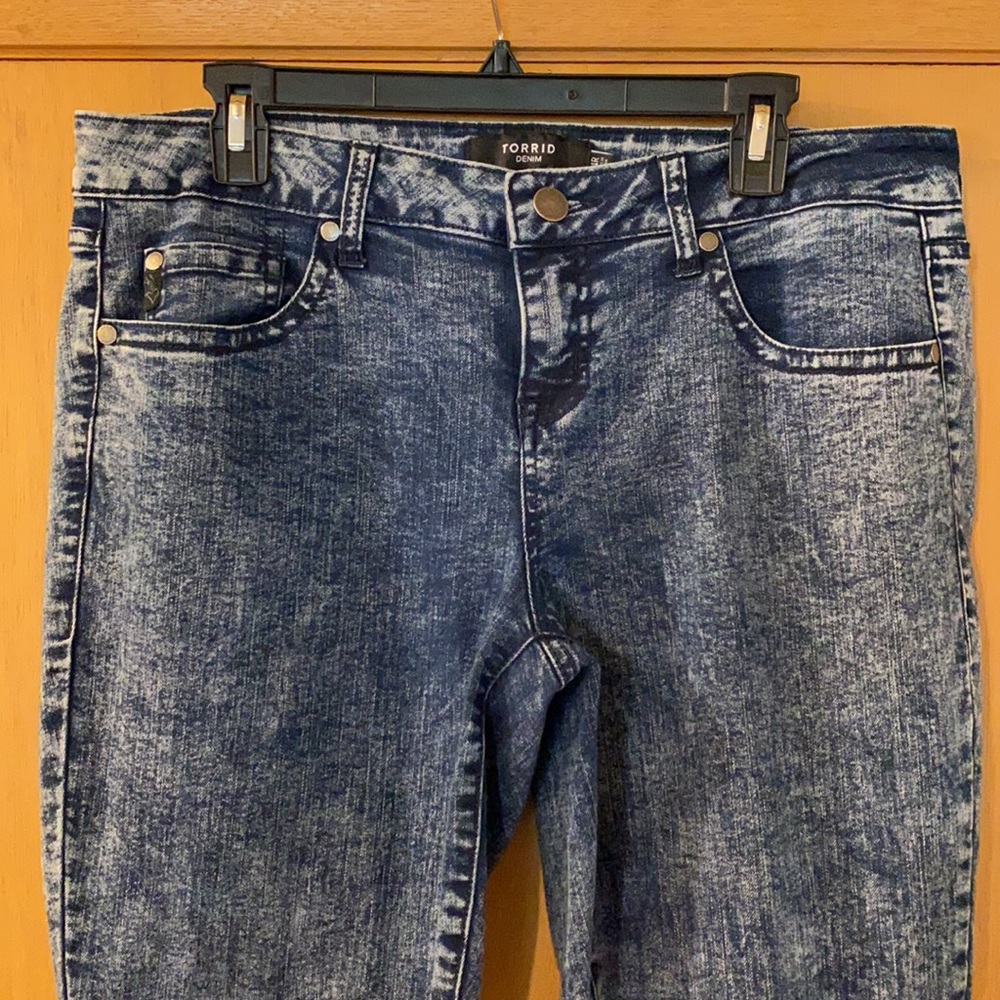 Torrid Cropped Skinny Jeans Acid Wash Size 14 - Picture 3 of 8
